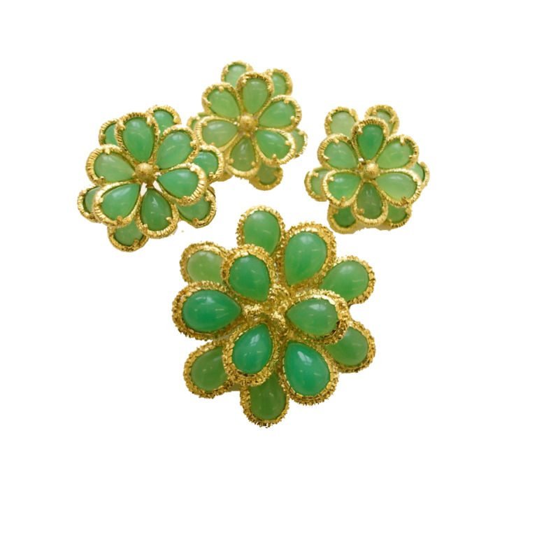 A Gold and Chrysoprase Brooch, Ring and Ear-clips, c1960